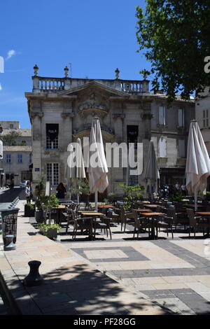 Scene di strada nella città di Avignone, Provenza, Francia Foto Stock