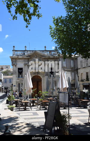 Scene di strada nella città di Avignone, Provenza, Francia Foto Stock