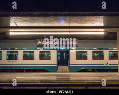 Venezia Santa Lucia Stazione di Venezia Santa Lucia) durante la notte in cui i treni Trenitalia stop. Foto Stock