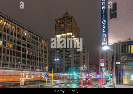 Milano, Italia - 17 Marzo 2018: Torre Velasca (Torre Velasca) è un grattacielo costruito nel 1958, primo 18 piani negozi e uffici e il successivo a 26 Foto Stock