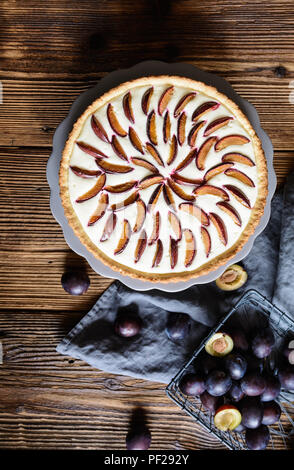 Crostata fatti in casa riempiti con fette di susina e vaniglia la crema di formaggio Foto Stock