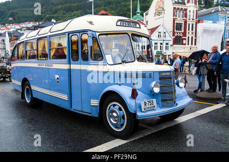 BEDFORD O, 1950, modello di autobus in servizio Os-Bergen. 25 posti a sedere più 6 spazi permanente. Classic Cars sfilando attraverso la zona del porto in Bergn, Norvegia. Fj Foto Stock