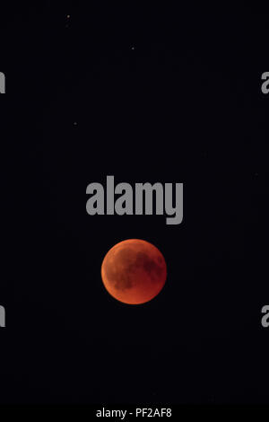 Luna di sangue al suo più momento rosso in Nero notte Foto Stock