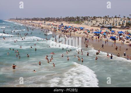 Spiaggia affollata durante una ondata di caldo in Huntington Beach California Foto Stock