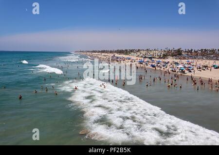 Spiaggia affollata durante una ondata di caldo in Huntington Beach California Foto Stock