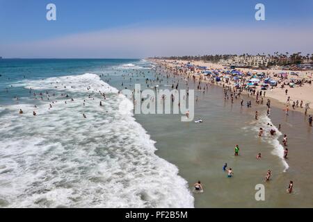 Spiaggia affollata durante una ondata di caldo in Huntington Beach California Foto Stock