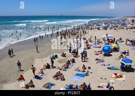 Spiaggia affollata durante una ondata di caldo in Huntington Beach California Foto Stock