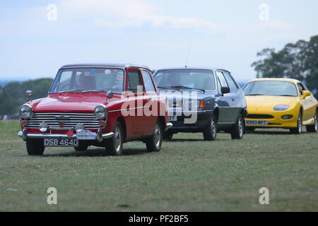 Un 1966 Austin A40 lasciando un Classic Car Show al Temple Newsam a Leeds Foto Stock