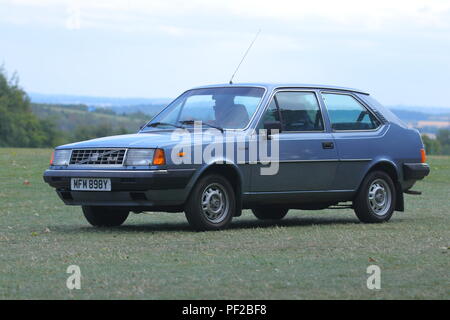 Un 1982 Volvo lasciando un Classic Car Show al Temple Newsam a Leeds Foto Stock