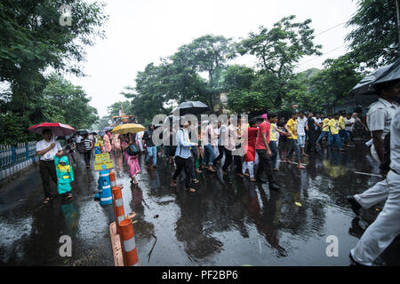 La pioggia,come benedizione,si chinò.su devoti,sulla fune di trazione,in ritorno ,viaggio in auto,Il Signore Jagannatha,su Chowringhee Road,Kolkata,l'India. Foto Stock