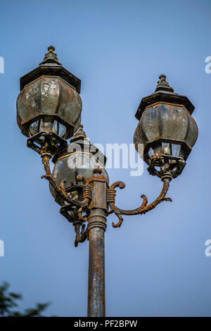 Vecchio arrugginito abbandonato street lanterns perso nella foresta di pioggia Foto Stock