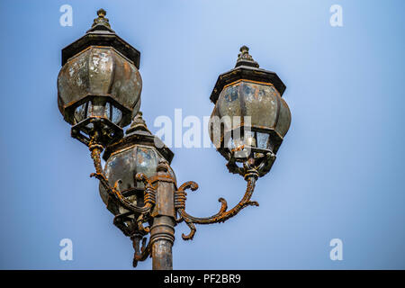 Vecchio arrugginito abbandonato street lanterns perso nella foresta di pioggia Foto Stock