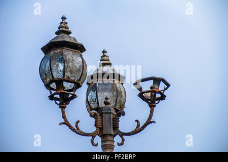 Vecchio arrugginito abbandonato street lanterns perso nella foresta di pioggia Foto Stock