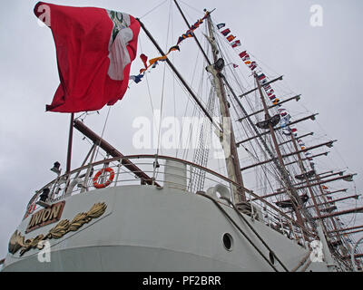 Un peruviano bandiera sventola sulla poppa della BAP Unione nave a vela dal Perù ormeggiato al dock durante il "Velas Latinoamerica 2018' evento nautico, che avrà luogo a Lima in Perù. L'evento congregates 8 formazione le navi a vela da paesi latino-americani. Foto Stock