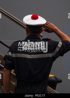 Marinaio francese plaude alla luce di monitoraggio fregata della marina nazionale della Francia Prairial F731. La nave, un Floreal nave della classe, arriva al porto di El Callao, in Perù, come parte del suo dovere il viaggio e a rafforzare il rapporto con la Marina peruviana Foto Stock