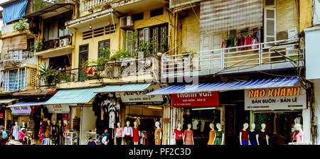 Indumento Distretto di vendita al dettaglio nel vecchio quartiere, Hanoi Foto Stock