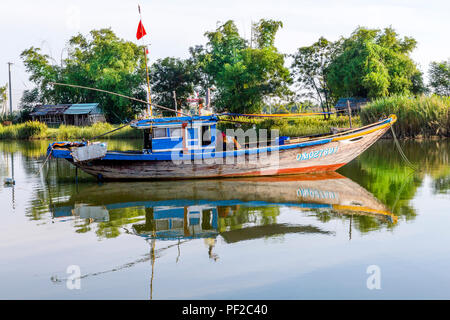 Cam Kim pesca barca ormeggiata nel fiume off di Hoi An, Vietnam. Foto Stock