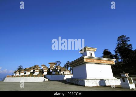 Thimphu Bhutan - Novembre 07, 2012: 108 chortens (stupa) è il memoriale in onore dei soldati bhutanesi a Dochula Pass sulla strada da T Foto Stock