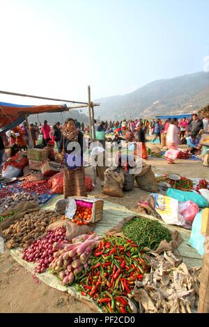 Punakha, Bhutan - 07 Novembre 2012: Non identificato cittadini bhutanesi in tradizionali panni bhutanesi vendita e shopping in locale settimanale mercato contadino Foto Stock