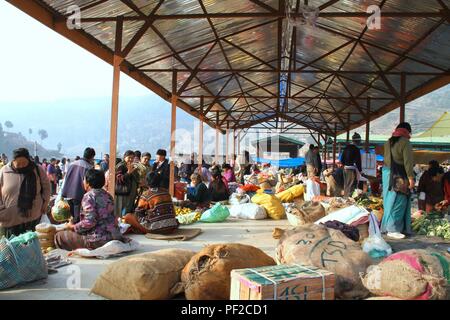 Punakha, Bhutan - 07 Novembre 2012: Non identificato cittadini bhutanesi in tradizionali panni bhutanesi vendita e shopping in locale settimanale mercato contadino Foto Stock