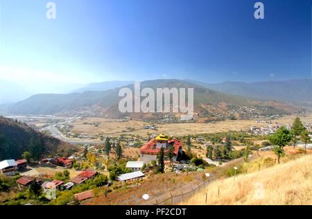 Vista aerea di Paro Dzong o Rinpung Dzong, un monastero buddista e la fortezza sulla collina sopra un fiume di Paro Chu , il Bhutan. Foto Stock