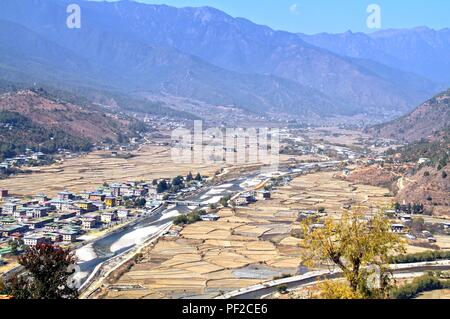 Vista aerea di Thimphu Città con bhutanesi in stile tradizionale case nei pressi di un fiume a paro, Bhutan Foto Stock