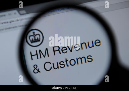 Il sito web HMRC visto attraverso una lente di ingrandimento Foto Stock