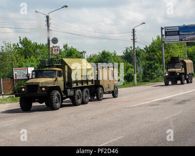 KHARKIV, Ucraina - 26 Maggio 2018: attrezzature militari per le strade della città. Secondo le Nazioni Unite, durante il conflitto armato scatenata dalla Russia, più di 35.000 persone sono rimaste ferite in Ucraina, più di 10.000 di loro sono morti. Un altro 1,5 milioni di persone sono sfollati interni. Foto Stock