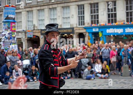 Il possente Gareth, street performer, Edinburgh Fringe Festival Royal Mile di Edimburgo in Scozia, Regno Unito Foto Stock