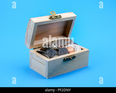 Moneta thailandese in legno torace su sfondo blu Foto Stock