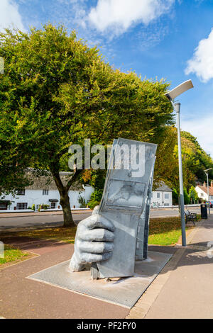 Una scultura di metallo segna l inizio della 650 miglia di costa del sud-ovest percorso in Minehead sul Canale di Bristol, Somerset, Inghilterra, Regno Unito Foto Stock