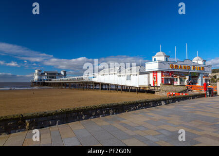 L ingresso del ricostruito Grand Pier in inverno a Weston-super-Mare, North Somerset, Inghilterra, Regno Unito Foto Stock