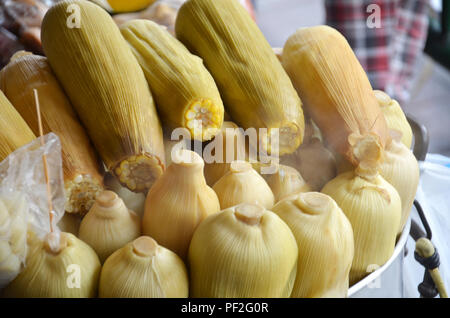 Dolce bollito calli venduto per strada a Bangkok. Foto Stock