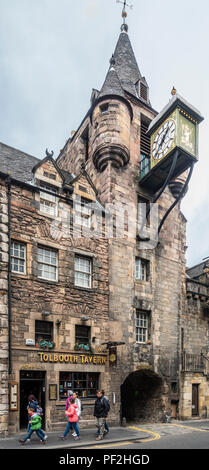 La storica Canongate Tolbooth tower, che è stato un punto di riferimento di Edimburgo dal 1591. L'Orologio risale al 1884 e il Tolbooth Tavern dal 1820. Foto Stock
