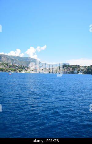 Vedute di Nizza e la Costa Azzurra come prendere dal Mediterraneo Foto Stock