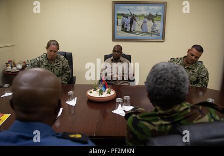 180810-N-CE622-0311 PORTO DI SPAGNA, Trinidad (10 agosto 2018) della Cmdr. Israele Dowlat, forza chirurgo del Trinidad e Tobago centro, parla con gli Stati Uniti I marinai della marina militare e di Trinidad e Tobago (TTO) professionisti militare all'TTO Defence Force sede durante il Sud Stazione di partenariato 2018. A sud della stazione di partenariato è un U.S. Comando sud-sponsorizzato e U.S. Forze Navali Comando meridionale/STATI UNITI 4a flotta-condotto di distribuzione annuale incentrato su un esperto in materia di scambi e di costruire la capacità del partner in una varietà di discipline come la medicina, la costruzione e le operazioni di immersione in Foto Stock