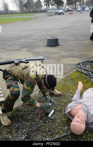 Un Para-commando con il belga delle forze speciali fotografie di gruppo di prove durante uno degli esercizi pratici della NATO il funzionamento speciale forze (SOF) Campus sfruttamento tecnico Coordinatore delle operazioni nel corso del SOF sul campus Wingene Air Base in Wingene, Belgio, Feb 26, 2016. (U.S. Esercito foto di Visual Information Specialist Pascal Demeuldre/rilasciato) Foto Stock