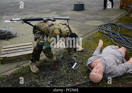 Un Para-commando con il belga delle forze speciali gruppo definisce un'evidenza accanto a un righello per scattare una foto durante una delle esercitazioni pratiche del NATO il funzionamento speciale forze (SOF) Campus sfruttamento tecnico Coordinatore delle operazioni nel corso del SOF sul campus Wingene Air Base in Wingene, Belgio, Feb 26, 2016. (U.S. Esercito foto di Visual Information Specialist Pascal Demeuldre/rilasciato) Foto Stock