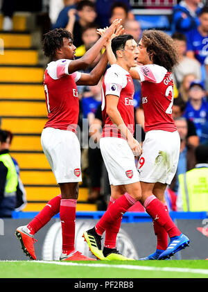 Arsenal Alex Iwobi (sinistra) punteggio celebra il suo lato il secondo obiettivo del gioco con il compagno di squadra dell'Arsenal Matteo Guendouzi (a destra) durante il match di Premier League a Stamford Bridge, Londra. Foto Stock