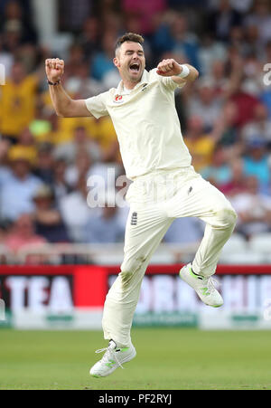 L'Inghilterra del James Anderson celebra il paletto indiana di Hardik Pandya durante il primo giorno del terzo Specsavers Test match a Trent Bridge, Nottingham. Foto Stock