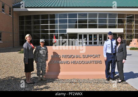 Col. Ranelle Manaois (seconda a sinistra), commander, truppe speciali brigata, 63a sostegno regionale comando, pone al di fuori della sede centrale di comando, Mountain View, California, con vari membri del personale, inclusi gen. Paolo Selva, decimo Vice Presidente del Comune di capi di Stato Maggiore e la nazione è secondo in classifica ufficiale militare (seconda a destra), in questa foto datata 7 settembre 24, 2015. Manaois recentemente andato in pensione dopo 30 anni di servizio. Foto Stock