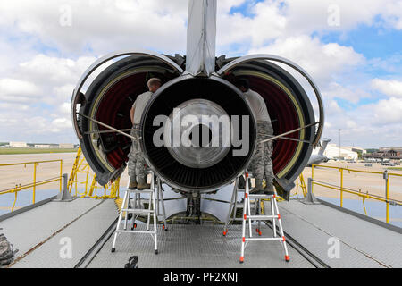 Avieri con il 605th Manutenzione aeromobili squadrone eseguire le riparazioni sul rilevamento degli incendi hardware nel motore di coda di una KC-10 Extender. Molti dei KC-10 qui stanno sperimentando difettoso rivelatori di incendio a causa dell'età dell'aeromobile. Foto Stock