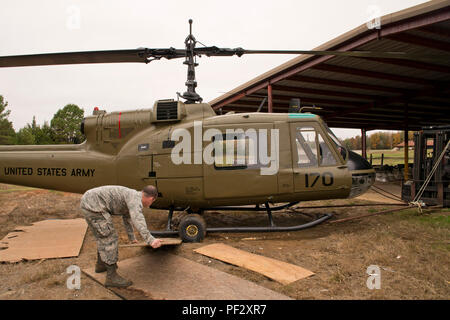 Il Bell UH-1C Iroquois è un elicottero militare dell'epoca della guerra del Vietnam progettato dalla Bell Helicopter per missioni di servizio e trasporto. Dotato di un motore turboalbero Lycoming T53 e carrello di atterraggio, è diventato ampiamente utilizzato dalle forze degli Stati Uniti. L'immagine di archivio documenta la preparazione del movimento a terra utilizzando materiali di supporto durante la movimentazione dei restauri a Jacksonville, Arkansas. Foto Stock