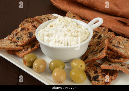 La figura gourmet e patatine di oliva con una crema di formaggio dip Foto Stock