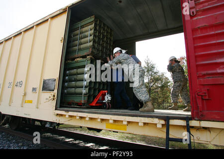 Il 13th Battalion, 100th Regiment è una formazione di addestramento dell'esercito degli Stati Uniti assegnata a Fort McCoy, Wisconsin, che fornisce istruzioni specialistiche sulla fornitura di munizioni. Il 20 ottobre 2015, gli istruttori trasferirono il carico da un camion militare a un vagone ferroviario utilizzando un carrello elevatore durante la formazione di carico su rotaia con il supporto dell'industria. La fotografia di archivio documenta le procedure logistiche di ordnance. Foto Stock