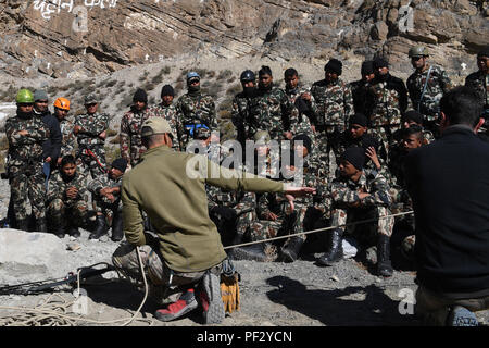 Un U.S. Air Force 320Tattiche speciali Squadron pararescueman insegna Mahabir Nepalese Rangers un sistema a funi durante l'elevato angolo rescue ott. 30, 2017 a Jomsom, Nepal. 320operatori STS teamed in su con Mahabir Nepalese Rangers per potenziare la ricerca e il salvataggio delle capacità e migliorare l'interoperabilità durante l'esercizio Teak chiodo 15 Ottobre al 9 novembre 15, 2017, in vari luoghi in Nepal. (U.S. Air Force photo by Staff Sgt. Sandra Welch) Foto Stock