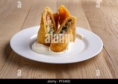 Fritte frittelle farcite con prosciutto e ricoperti di formaggio fuso Foto Stock