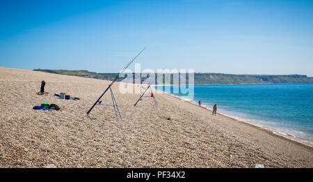 Pesca al largo Chesil Beach con vista panoramica di Portland Island prese da Chesil Beach, Dorset, Regno Unito il 11 Luglio 2013 Foto Stock