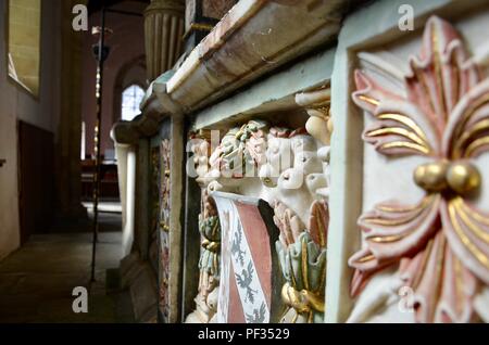 Dettaglio sulla tomba di Sir Thomas San Pol e sua moglie a St Lawrence è la Chiesa, Snarford, Lincolnshire, Regno Unito. Foto Stock