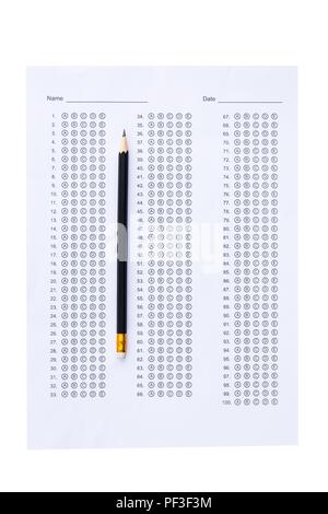 Test standardizzati modulo con risposte fatto gorgogliare in e una matita isolato su bianco con tracciato di ritaglio Foto Stock